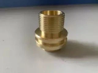 T-skjorte-adapter i messing